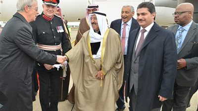 بالصور.. أمير الكويت يصل بريطانيا للمشاركة في مؤتمر المانحين