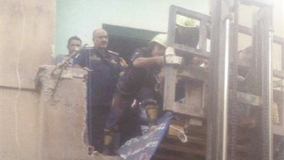 باستخدام ونش وكسر البلكونة.. نقل مريض يزن نصف طن لمستشفى شبرا (صور)