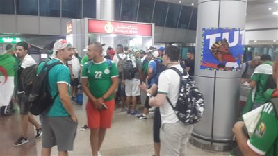 خدمة 5 نجوم لمشجعي الجزائر بمطار القاهرة أثناء المغادرة.. 24 رحلة مدنية و9 طائرات حربية لعودة 7 آلاف مشجع.. تقديم وجبات بعد تأخر وصول الطائرات.. وأمن المطار يوفر أماكن لحمايتهم من أشعة الشمس