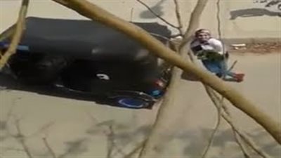 بالفيديو.. فتاة مصرية تفاجئ والدتها بالرقص على أنغام «توك توك» بالشارع