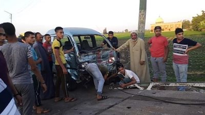 إصابة 3 أشخاص في تصادم سوزوكي وتوك توك بطريق المحلة (صور)