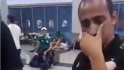 مصري يجهش بالبكاء في وداع أصدقائه الجزائريين بمطار القاهرة (فيديو)