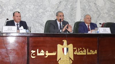 مناقشة الخطة الاستثمارية بمحافظة سوهاج لبرنامج التنمية المحلية (صور)