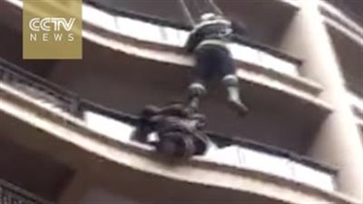 بالفيديو.. رجل إطفاء ينقذ امرأة من الانتحار بشكل مثير