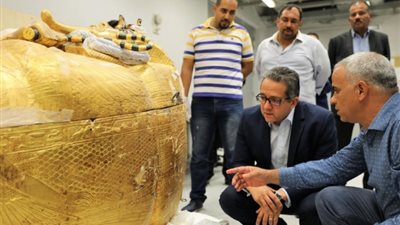 بدء أعمال التعقيم الخاصة بالتابوت المذهب لتوت عنخ آمون بالمتحف الكبير