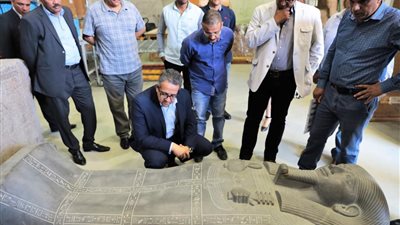 وصول ١٠ قطع خشبية من مركب خوفو الثانية لمعامل المتحف الكبير