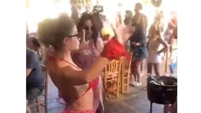 ممثلة تركية شهيرة ترقص على الأغنية الشعبية 