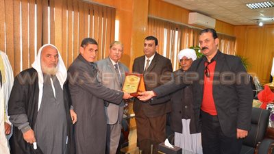 بالصور.. مجلس القبائل المصرية يكرم محافظ الإسماعيلية