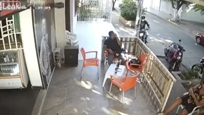 نهاية مروعة لامرأة دخلت في جدال مع لص سرق هاتف صديقتها (فيديو)