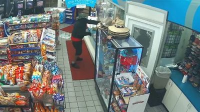 خيبة أمل لص لحظة سرقة سوبر ماركت (فيديو)