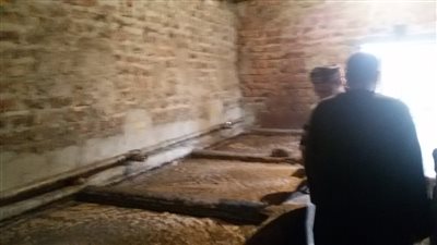 10 معلومات عن صناعة العسل الأسود في قرى قنا (صور)