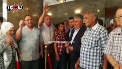 عبد الحكيم عبد الناصر يقرأ الفاتحة أمام ضريح والده في ذكرى ثورة يوليو (فيديو)