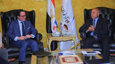 وزير النقل يبحث مع السفير الفرنسي موقف المشروعات المشتركة