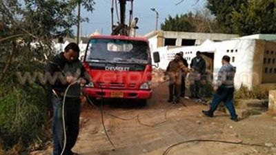 بالصور.. الانتهاء من صيانة الأعمدة الكهربائية بمقابر منيا القمح