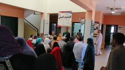 الوادي الجديد تنظم قافلة سكانية طبية تعليمية لقرى الموهوب (صور)