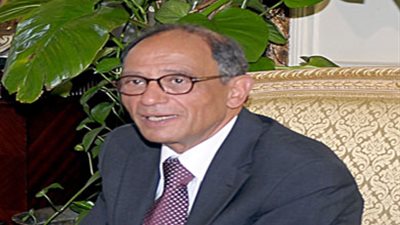 هاني عازر يغادر مطار القاهرة متوجهًا إلى ألمانيا