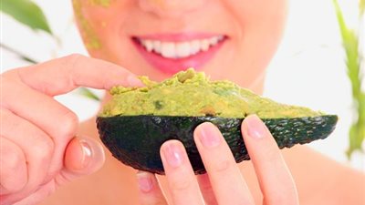 الأفوكادو.. الحل المثالي لترطيب وتنعيم بشرتك في عز الحر