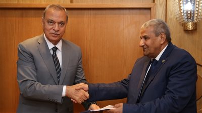 تسليم قنا عقود بـ15 مليون جنيه لتنفيذ مشروعات الإقراض الصغيرة في قنا