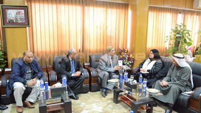 بالصور.. محافظ الإسماعيلية يستقبل وفد مؤسسة «عين» الكويتية