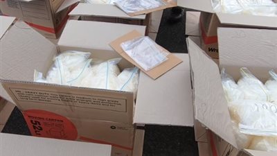 تاجر مخدرات غبي يحمل مخدرات قيمتها بالملايين يصطدم بسيارة شرطة (فيديو)