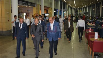 وزير الطيران يتفقد الخدمات المقدمة للحجاج بمطار برج العرب (صور)