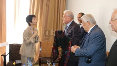 محافظ جنوب سيناء يهدى نائبة وزير الاتصالات الياباني الشال البدوي (صور)
