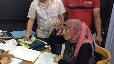 توافد أصحاب المحال لسداد الرسوم المتأخرة بضواحي بورسعيد (صور)