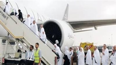أول أفواج حجاج الجمعيات الأهلية تغادر مطار القاهرة