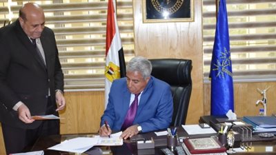 محافظ أسوان يعتمد نتيجة الدور الثانى للشهادة الإعدادية (صور)