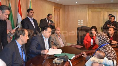 بالصور.. محافظ الفيوم يمنح وحدات سكنية للأسر الأولى بالرعاية