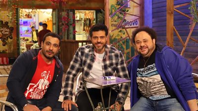 مدحت تيخا بائع ملابس على الرصيف في 