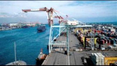 بالصوت.. حل أزمة تكدس الشاحنات بميناء سفاجا