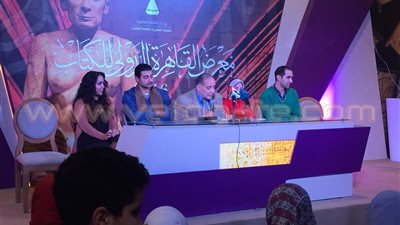 أكرم فريد وزوجته يغادران ندوة «ساحرة الجنوب»