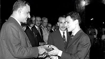 صورة تذكارية تجمع عبد الناصر والعندليب الأسمر في عيد الثورة