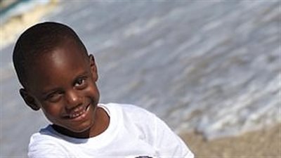 رد فعل صبي يحصل على طرف صناعي لعينه (فيديو وصور)