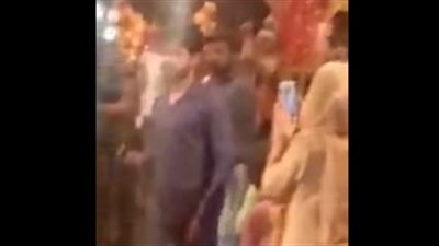 فزع في حفل زفاف لحظة سقوط العروس من فوق ثور (فيديو)