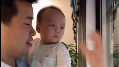 رد فعل صادم لرضيع بسبب مقلب والده (فيديو)