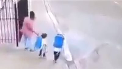 أطفال صغار يلقنون والدتهم درسا قاسيا في الشارع (فيديو)