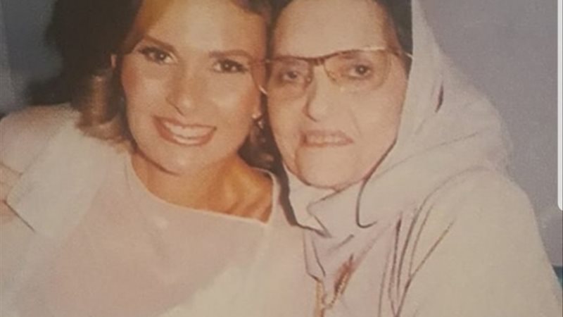 يسرا مع والدته