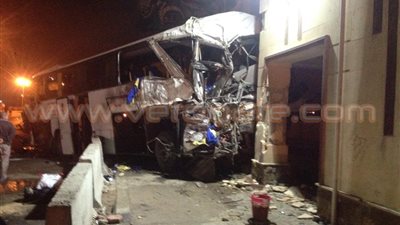 بالصور.. تصادم أتوبيس سياحي وسيارة نقل بمدينة نصر وسقوط مصابين