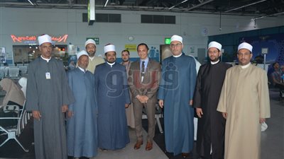 وفد مجمع البحوث الإسلامية يتفقد الحجاج قبل السفر بمطار القاهرة (صور)