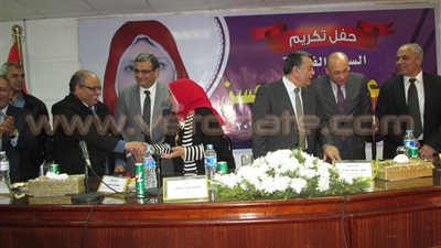 جامعة بنها تكرم الأمين العام لوصولها سن التقاعد