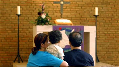 وزير داخلية ألمانيا يعارض منح امتيازات للاجئين إيرانيين اعتنقوا المسيحية