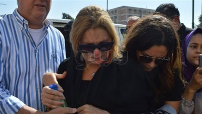انهيار يسرا لحظة وصول جثمان والدتها لمسجد السيدة نفيسة (فيديو)
