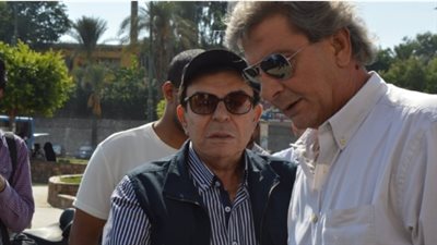 زوج يسرا يتلقى العزاء في وفاة حماته أمام مسجد السيدة نفيسة (صور)