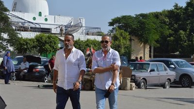 مدحت العدل وهالة صدقي وسمير صبري في جنازة والدة يسرا (صور)