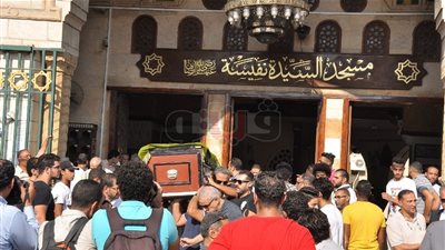 60 صورة ترصد نجوم الفن في تشييع جنازة والدة الفنانة يسرا