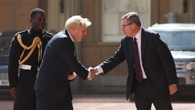 بوريس جونسون يتسلم مهامه رسميا رئيسا لوزراء بريطانيا (صور)