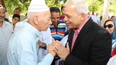 محافظ المنوفية يودع حجاج الجمعيات الأهلية (صور)