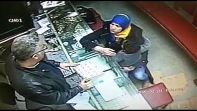 بالفيديو.. إمراة تسرق مشغولات ذهبية بـ20 ألف جنيه في كفر الدوار